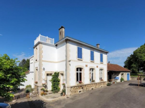 Отель Former schoolhouse in a magnificent quiet location  Сент-Анн-Сен-Прьест